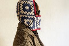 Gorro balaclava tejido a crochet con granny square