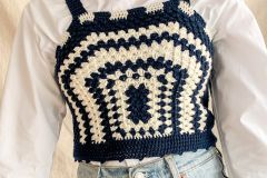 Top de verano tejido a crochet con granny squares 