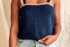 Top de crochet o ganchillo con volantes y botones